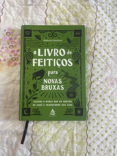 O Livro de Feitiços para Novas Bruxas ? Ambrosia Hawthorn