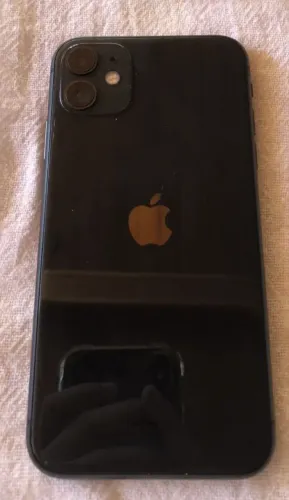 Vendo iPhone 11 preto, 128G bateria 82%, funcionando tudo, apenas com a tela trincada
