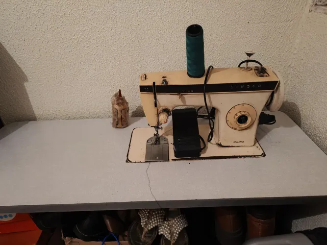 Máquina de Costura Antiga Singer Zig-Zag com Mesa - Relíquia