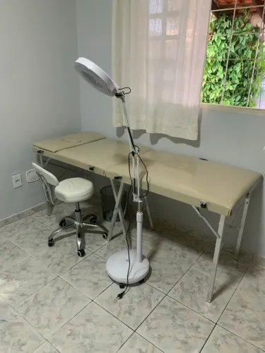 Maca, mocho e luminária com lupa