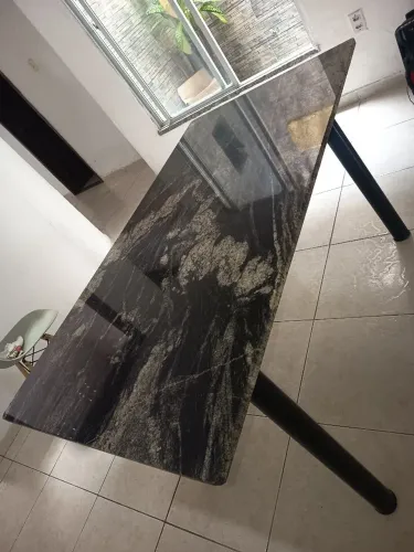 Mesa de mármore com base