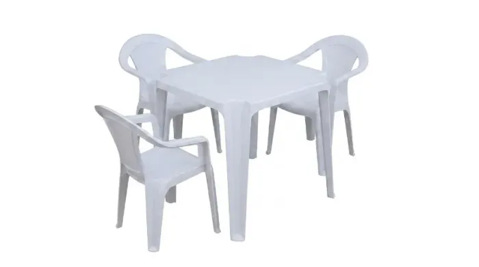 1 mesa de plático e 3 cadeiras