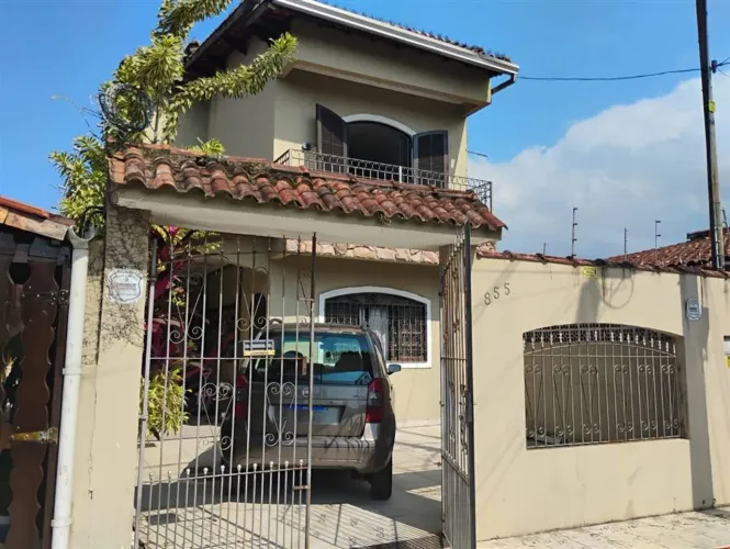 Excelente sobrado com 04 dormitórios, sendo 02 suítes, 03 vagas de garagem, piscina, churr