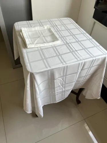 Toalha de mesa branca poliéster + 4 guardanapos 