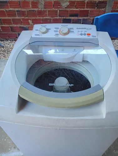 Vende-se essa máquina de lavar roupas.