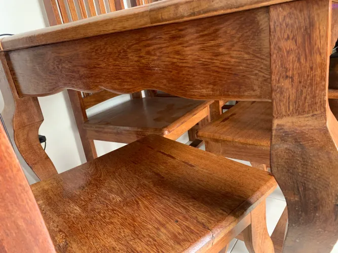 Mesa de madeira com 8 cadeiras