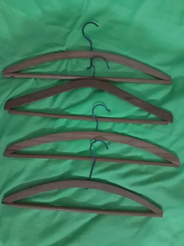 4 Cabides de madeira