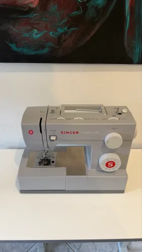 Máquina de costura reta Singer Facilita Pro 4423 portátil - cinza
