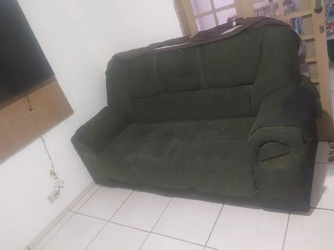 Sofa 2 e 3 lugares, com forro. Limpo bem cuidado.