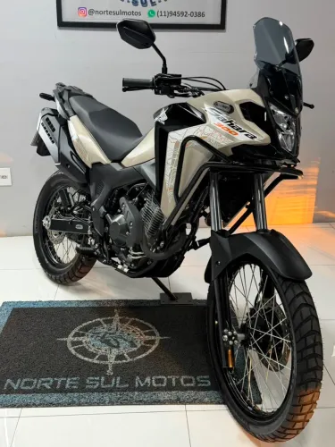 Sahara 300 adventure apenas 7.212 km 2026
