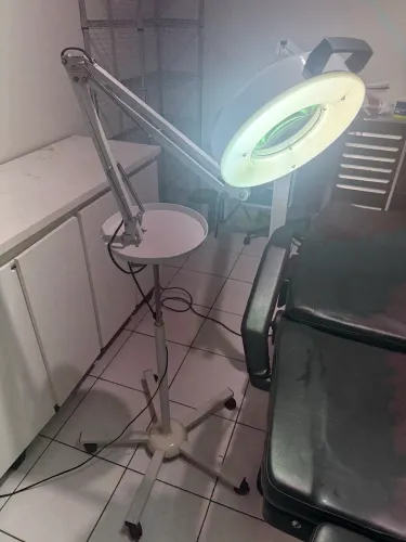 Cadeira para estética e lupa luminária