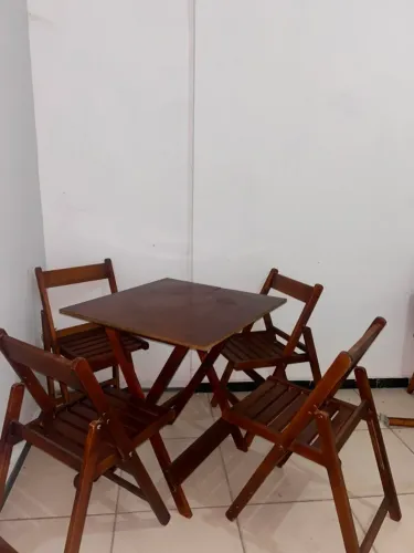 Jogo de mesa de madeira