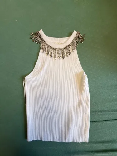 Camiseta com pedraria na gola maravilhosa