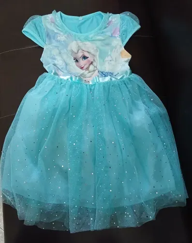 Vendo um kit: Vestido temático, com sapatinho e acessórios de cabelo.