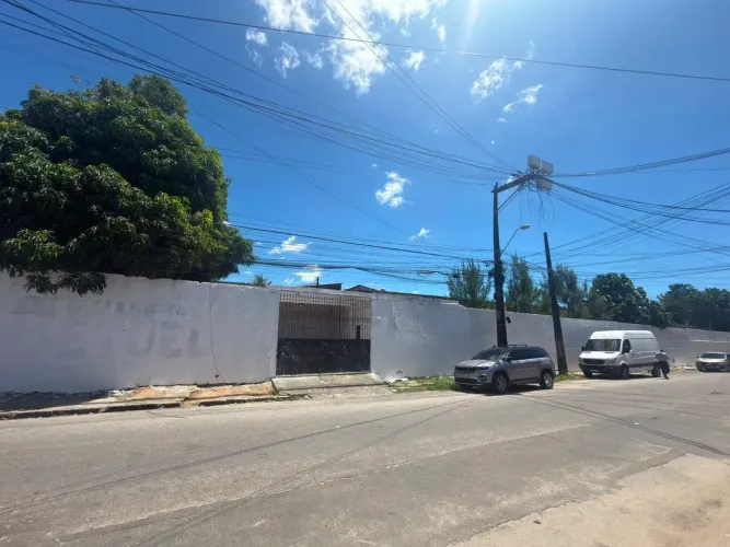 ALUGA - EXCELENTE GALPÃO COM AMPLO TERRENO - VILA UNIÃO