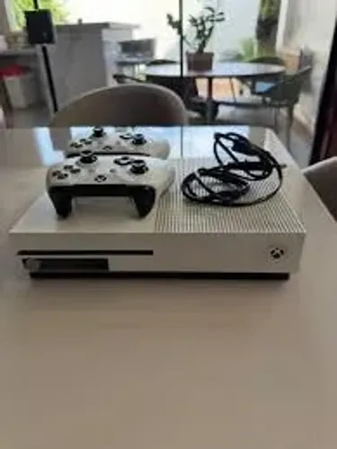 X box one s com 2 controles na caixa