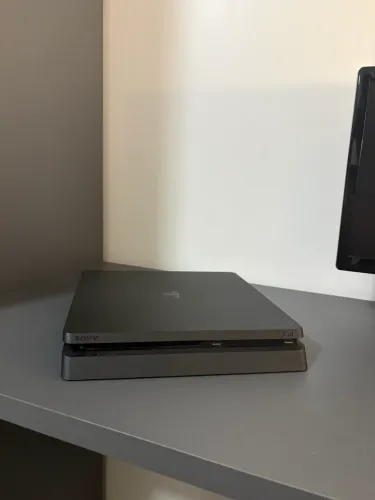 Ps4 1TB + 2 controles e 2 jogos mídia física