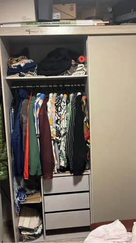 Guarda roupas para doação