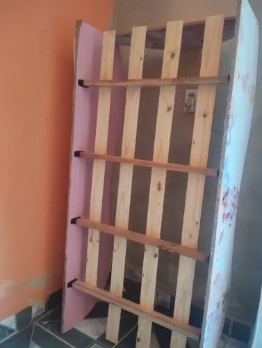 Vende-se o suporte e colchão de criança barbi 