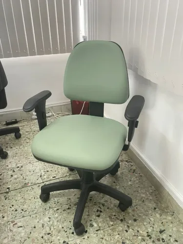 (2) Cadeiras de escritório