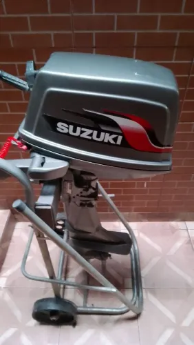 Motor de popa Suzuki 8 HP ano 2000