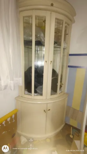 Cristaleira de canto com andamento em laca e espelhos