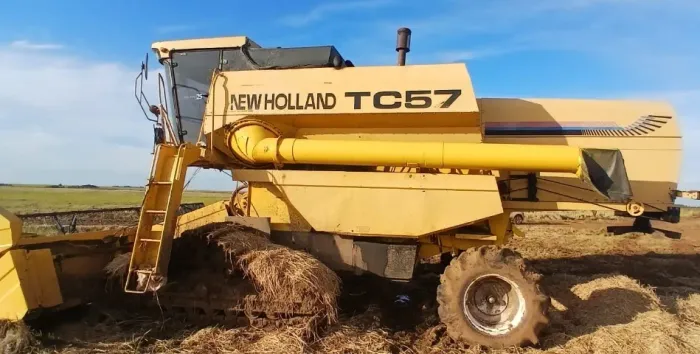 Colheitadeira New Holland TC57