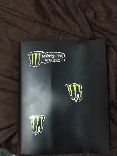Fichário de cartas pokémon personalizado com adesivos da Monster, com cards raros inclusos