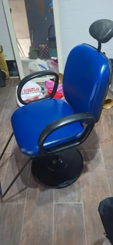 Vendo cadeira de salão ou barbeiro