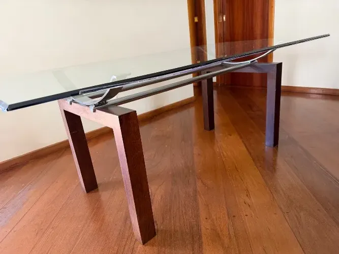 Mesa com tampo de vidro bisotê