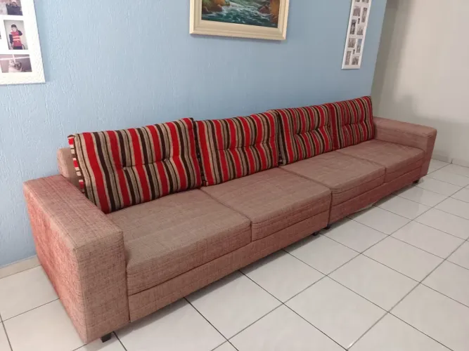 Sofá grande (em duas partes) com puff