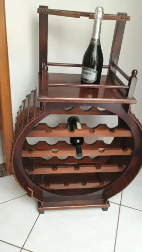 Adega de madeira R$300,00