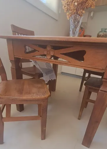 Mesa e 4 cadeiras madeira maciça. Peroba rosa. Brinde peça em crochê!