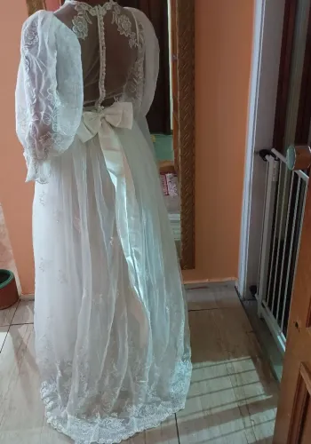 Vestido de Noiva.Decote nas costas c botões,cintura corte princesa.Ver detalhes.R$900,00