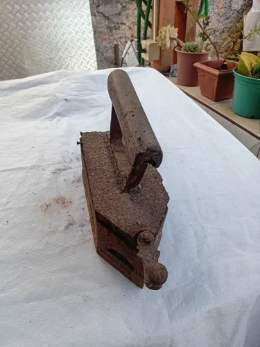 FERRO ANTIGO DE PASSAR ROUPAS