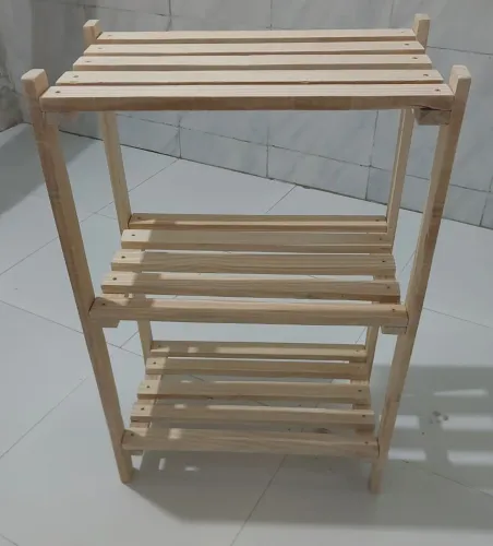 Estante de pinhos