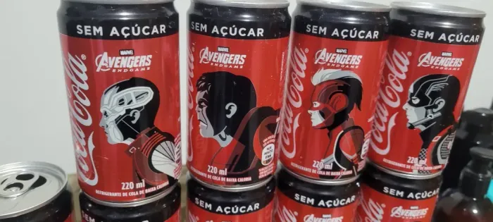 Latas colecionáveis dos vingadores