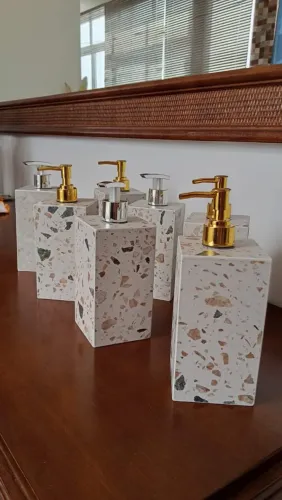 Dispensers de sabão líquido 500ml em porcelanato Causa Confete 