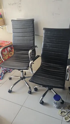 VENDO CADEIRA PRATICAMENTE NOVA