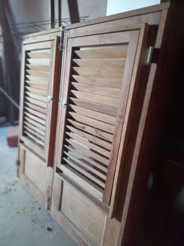 Vendo excelente janela em madeiras pesadas