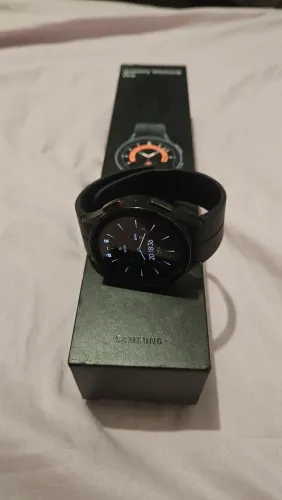 Samsung Galaxy Watch 5 pro acompanha caixa e carregador