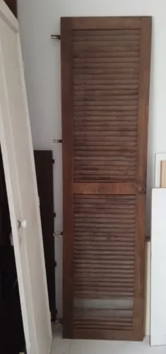 Porta com veneziana de madeira para armario