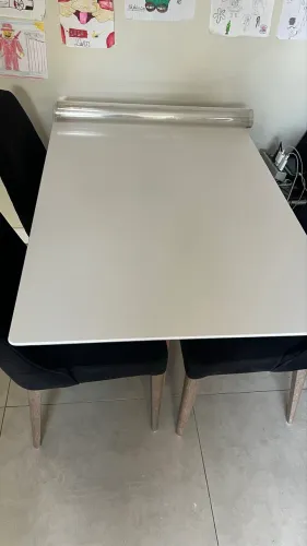 Mesa retangular 4 cadeiras estofadas