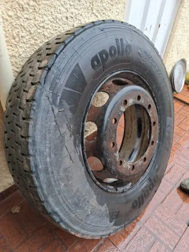 Pneus montado 295/80 22,5