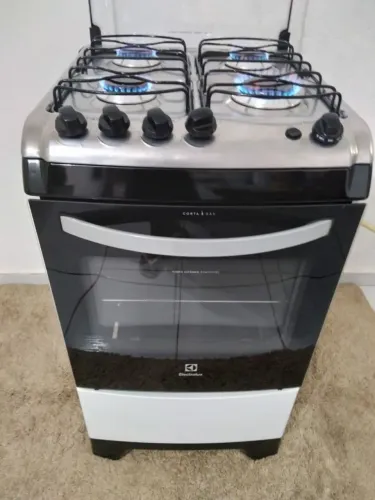 Vendo fogão " ELETROLUX " AUTOMÁTICO COM LUZ DO FORNO ":O FORNO ESTÁ NOVO " .