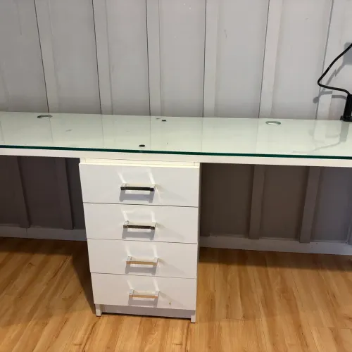 Bancada de quarto de MDF branco com vidro