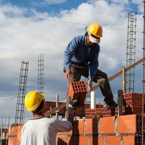 Eu trabalho de ajudante de pedreiro