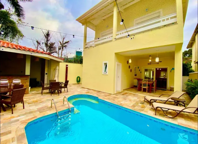 Casa à venda em condomínio fechado a 70 metros do mar na praia de Juquehy