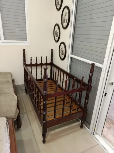 Berço Madeira Maciça Embuia estilo Colonial