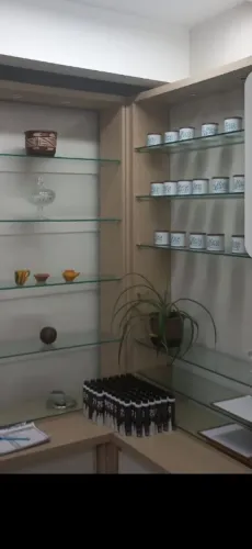Expositor de loja com gaveteiro.